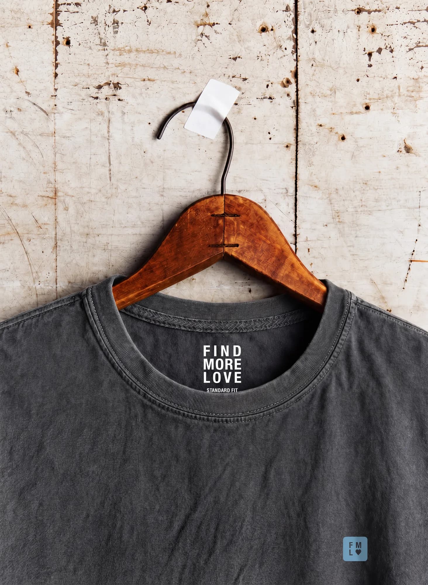 Playera vintage carbón colgada, con el parche FML al pecho