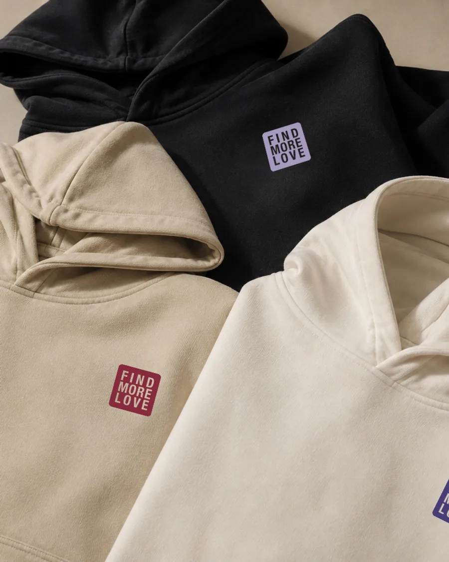 Tres sudaderas oversized FML en negro, arena y hueso, cada una con su parche al pecho